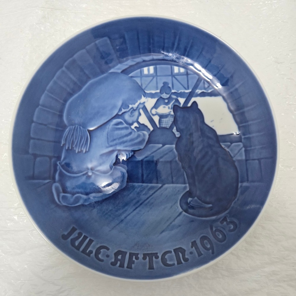 Bing & Grondahl B&G 1963 Christmas Plate Jule Aften Julegroden Danish Blue White